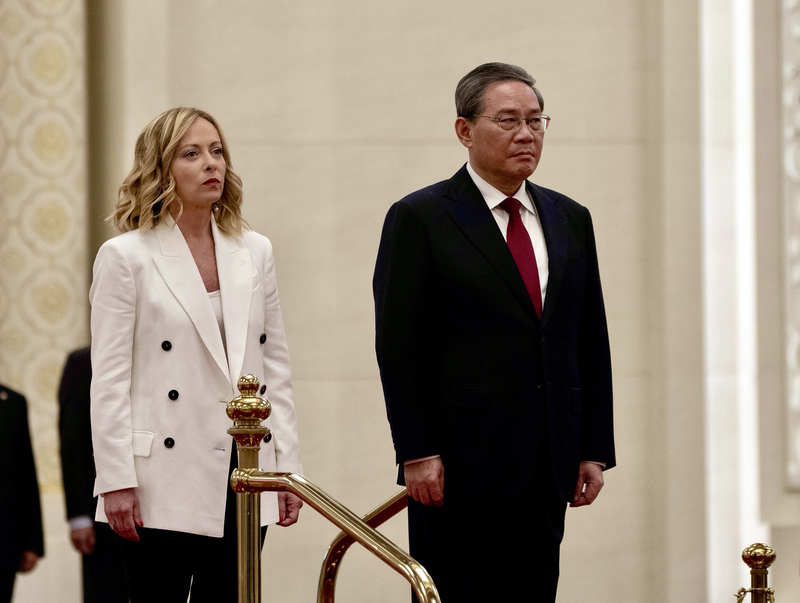 義大利總理梅洛尼（左）與中國總理李強（右）28日在北京簽署一份重建義中經濟關係的3年行動計畫。（義大利總理府提供） (圖：中央社)