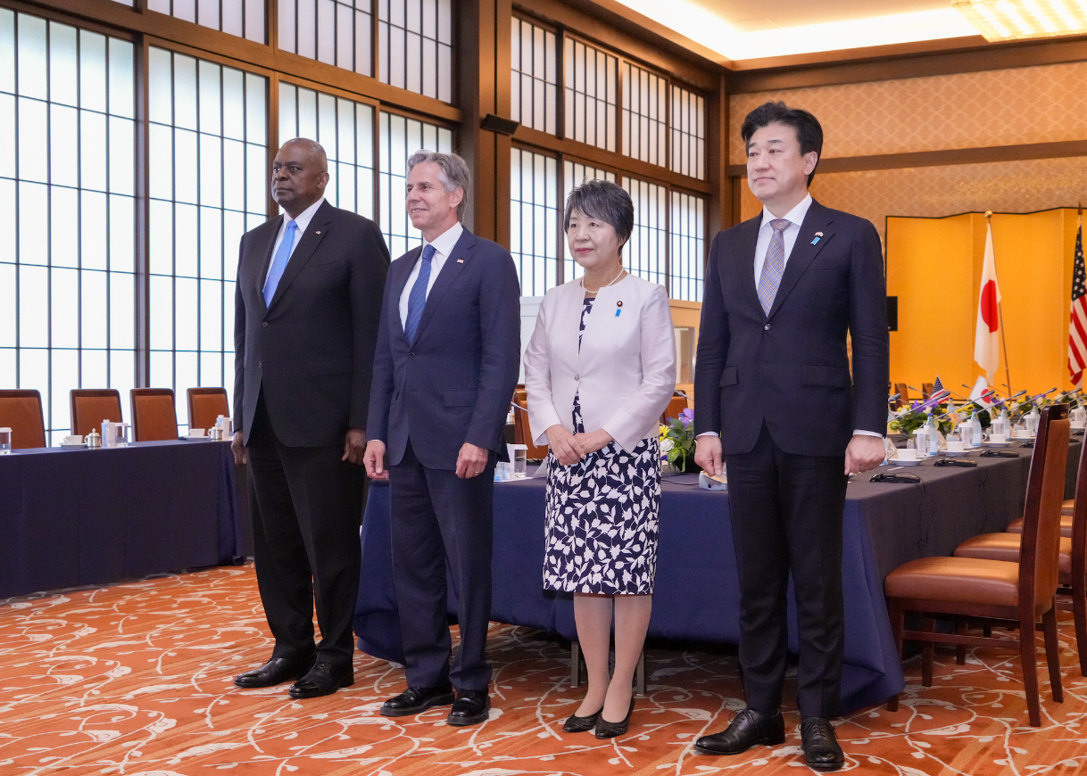 美國國務卿布林肯(左2)與國防部長奧斯汀(左1)27日與日本外相上川陽子(右2)及防衛大臣木原稔(右1)在東京召開「美日2+2安全會談」。(X平台@MofaJapan_jp)