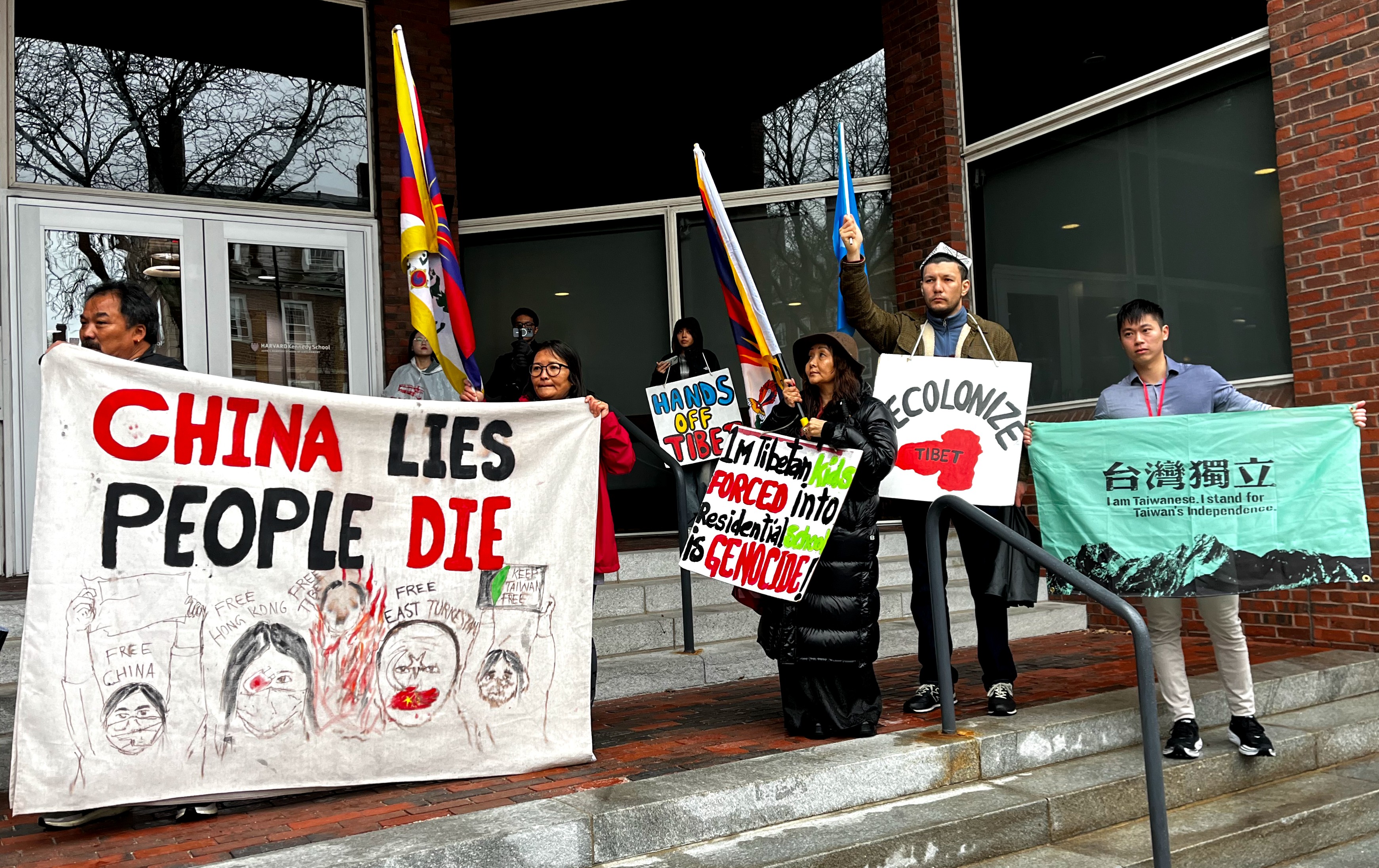 哈佛大學「抵抗中共學生聯盟」等組織與民眾，共同譴責中共跨國鎮壓。(抵抗中共學生聯盟提供)