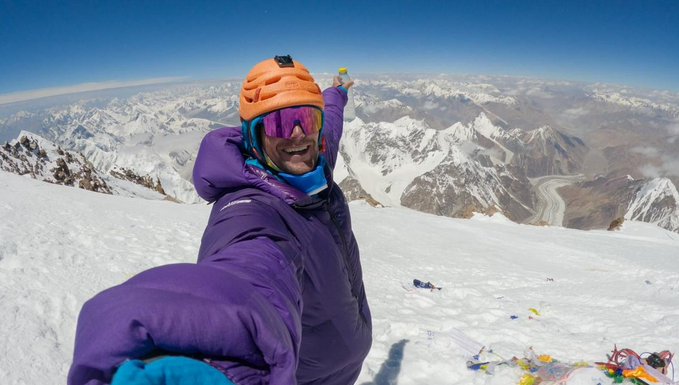 法國登山家維德里內(Benjamin Vedrines)以破紀錄的時間登頂世界第二高、巴基斯坦的K2峰。(X平台/France Bleu Sport)