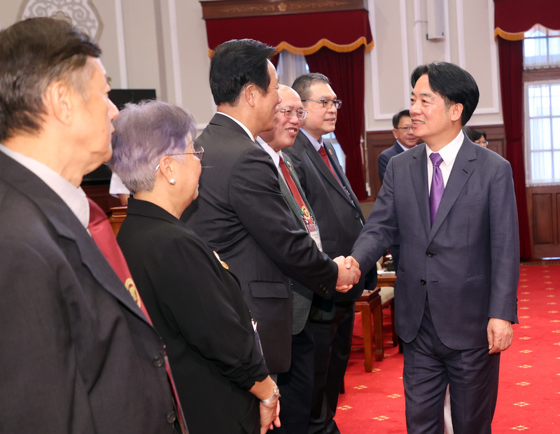 總統賴清德（右）30日上午在總統府接見北美洲舜裔篤親總公所回國訪問團，與來賓握手致意。 (圖：中央社)