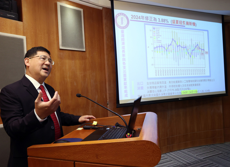 中央研究院31日舉行記者會，上修2024年經濟成長率至3.88%，中研院經濟所兼任研究員林常青進行說明。 (圖：中央社)