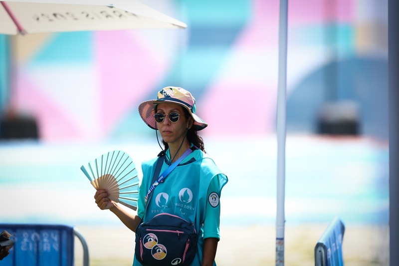 哥白尼氣候變化服務指出，2024年北半球的夏季將出現史上有紀錄以來的全球最高溫。圖為巴黎奧運期間，工作人員拿起扇子搧風消暑。 (圖：中央社)