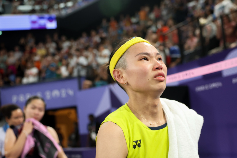 帶傷出征2024巴黎奧運的台灣羽球天后戴資穎（右）在法國時間31日於女單預賽最終戰不敵泰國好友依瑟儂、無緣晉級，戴資穎賽後難忍情緒，淚別生涯最後一次奧運舞台。 (圖：中央社)