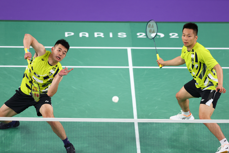 台灣羽球男雙組合「麟洋配」李洋(右)、王齊麟(左)法國時間1日在巴黎奧運8強賽力抗泰國，最終以21比14、21比17勝出。 (圖：中央社)