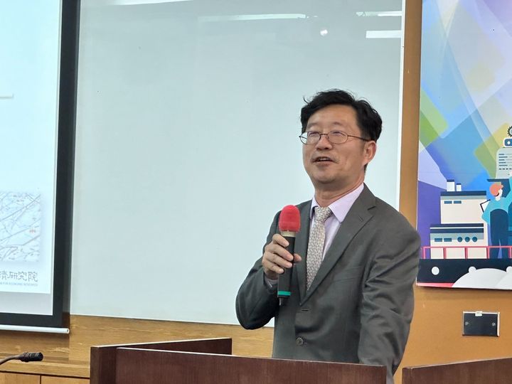 中經院新任院長連賢明分析，7月PMI略降主要是美國總統大選選情變化劇烈，加上中國極端氣候衝擊，影響生產以及採購進程，廠商態度從樂觀轉為審慎樂觀所致。(謝佳興 攝)