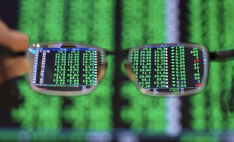 台積電等電子權值股和人工智慧概念股領跌，2日類股齊跌，高價股一片慘綠，台股最低21636.22點，重挫1005.88點，創史上第3大盤中跌點；終場大跌1004.01點，收21638.09點，創歷史收盤最大跌點。(圖：中央社)