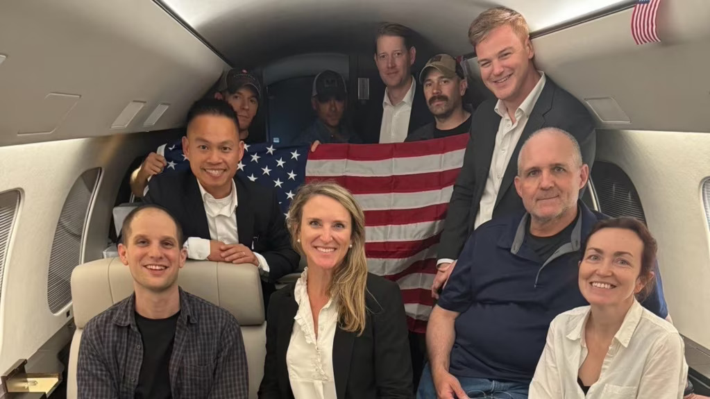 「華爾街日報」記者格什科維奇(Evan Gershkovich,前左1)和前陸戰隊員惠蘭(Paul Whelan,前右2)獲釋。(圖:美國政府發布)