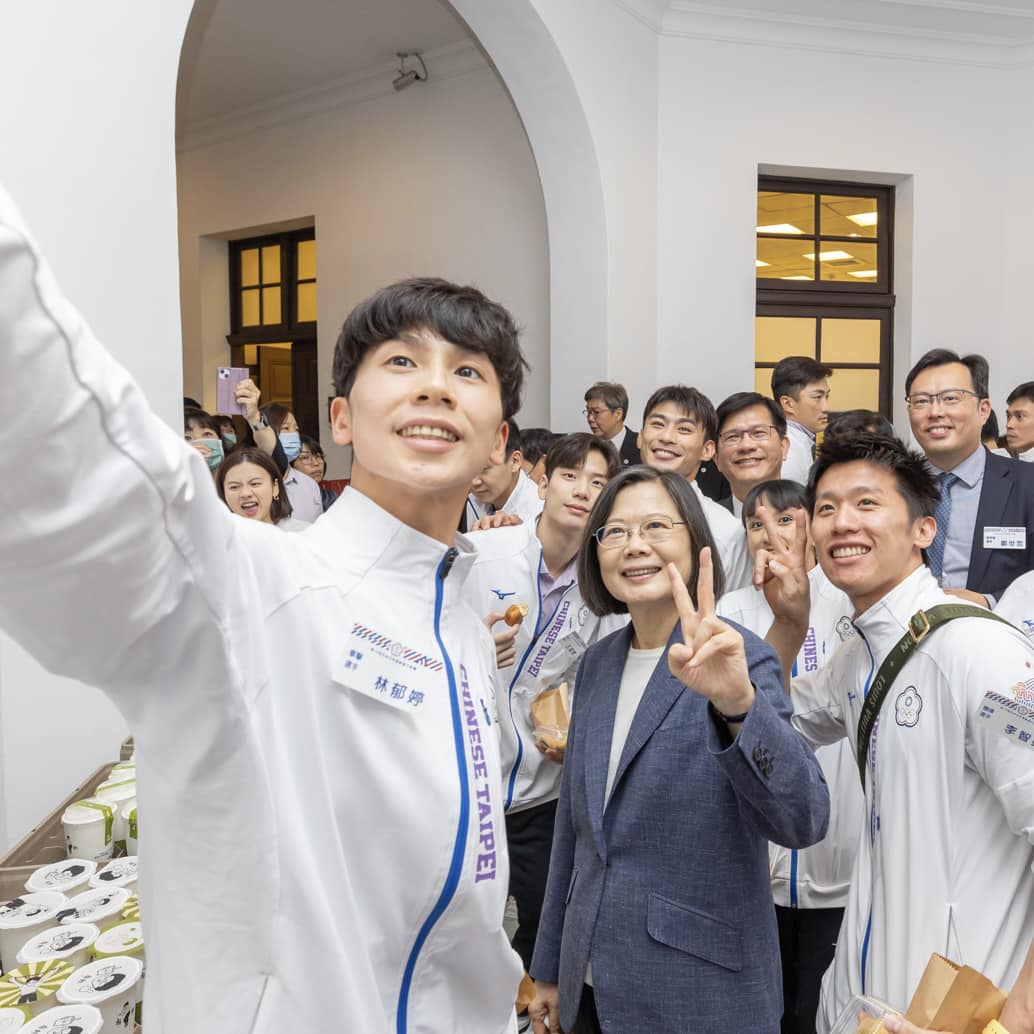 前總統蔡英文貼出一張之前她接見我國參加「第19屆杭州亞洲運動會」代表團時，林郁婷和她一起自拍的側拍照。(蔡英文臉書)