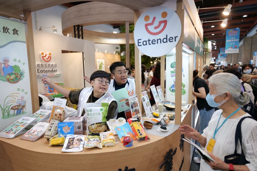 綠色照顧館銀髮友善區向民眾介紹「Eatender」銀髮友善食品。圖／農業部