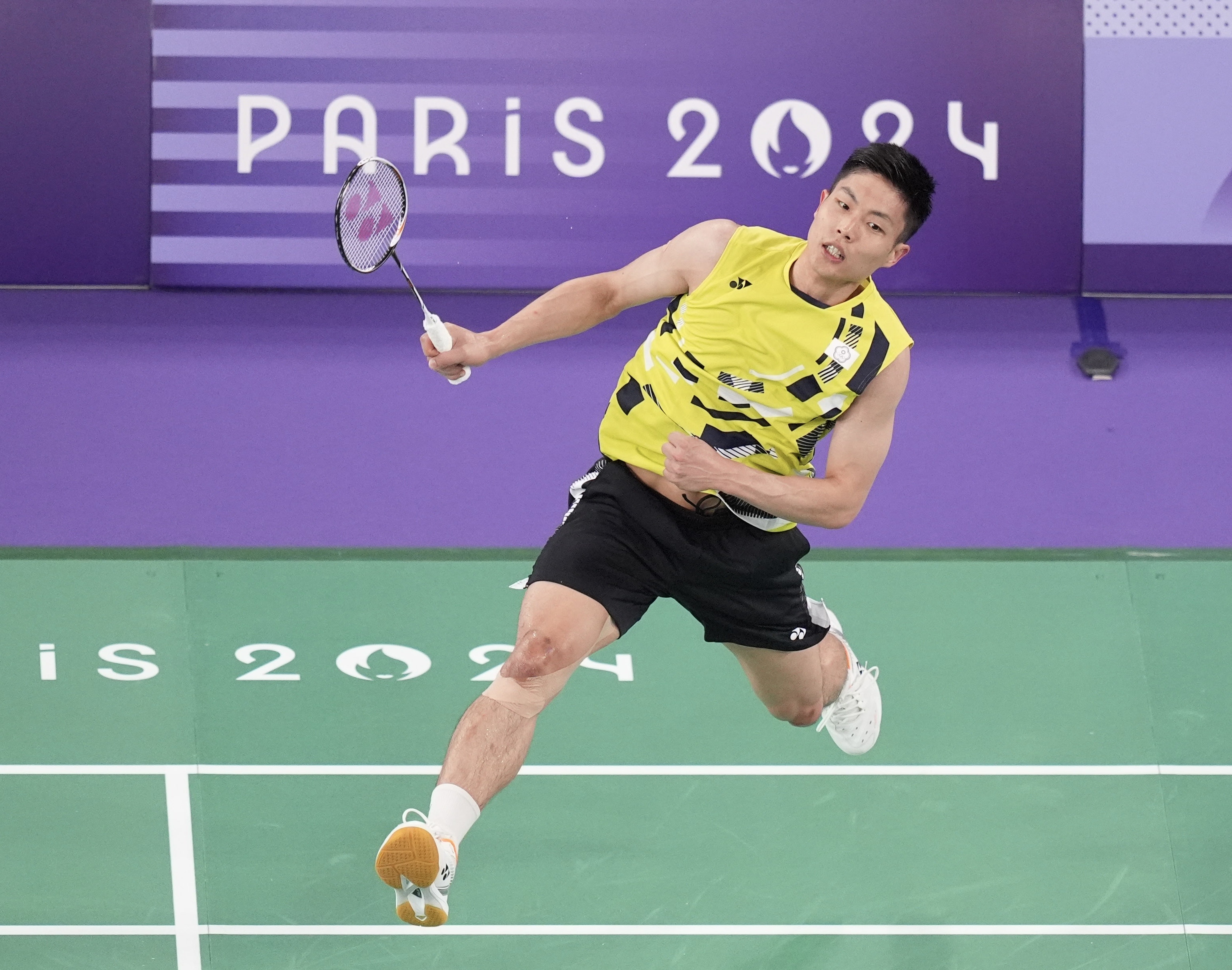 羽球一哥周天成巴黎時間2日在男單8強賽迎戰印度好手森恩(Lakshya Sen)，可惜以1:2落敗，連三屆止步8強。(中華奧會提供)