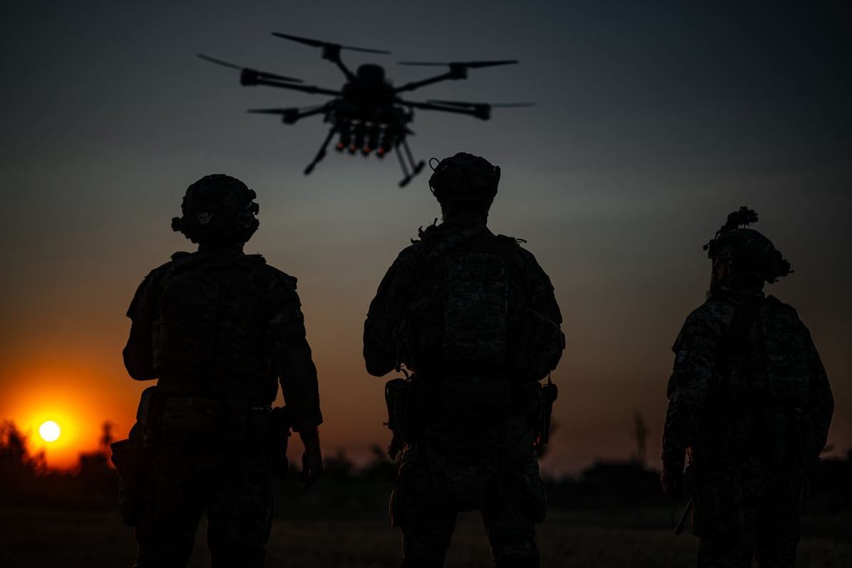 烏軍無人機連夜空襲俄機場和油庫。示意圖。(Anton Sheveliov/Ministry of Defense/X@DefenceU)