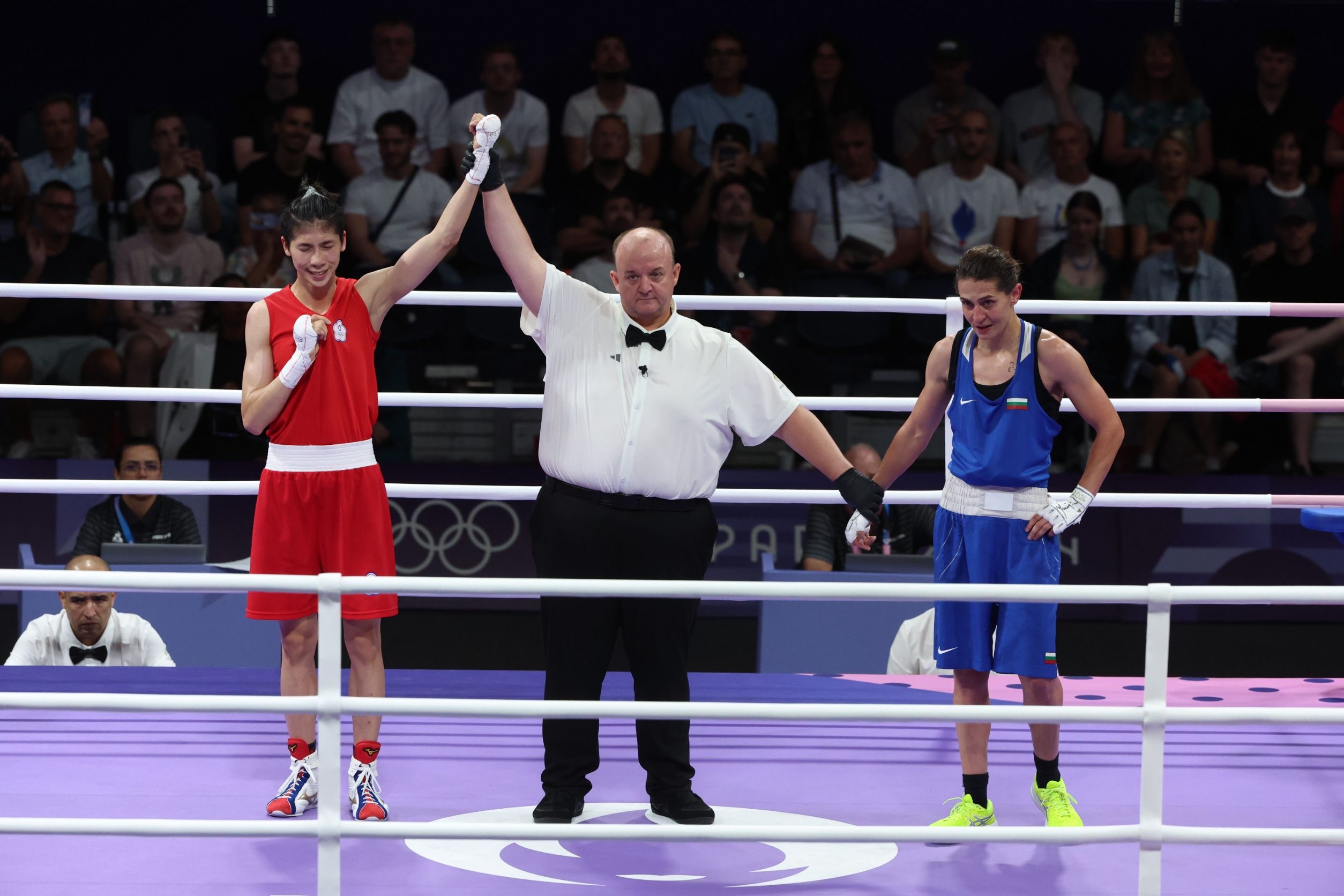 台灣女拳王林郁婷(圖左)法國時間4日在巴黎奧運女子57公斤級8強完勝對手。(中華奧會提供)