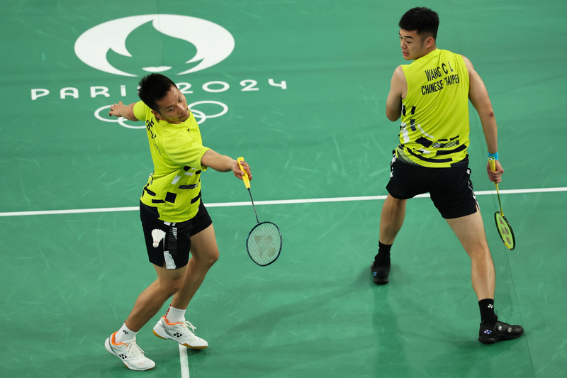 巴黎奧運羽球男雙金牌決賽，台灣組合「麟洋配」王齊麟（右）、李洋（左）獲勝。(圖：中央社)