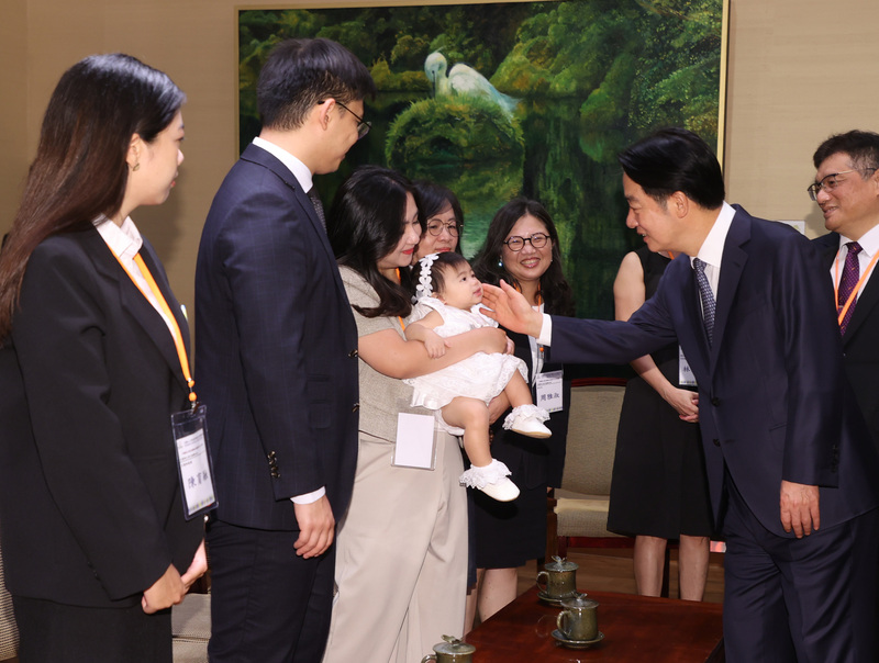 總統賴清德（前右）5日在總統府接見社團法人中華民國牙醫師公會全國聯合會暨WHO宣達團，與成員及家屬親切致意。 (圖：中央社)