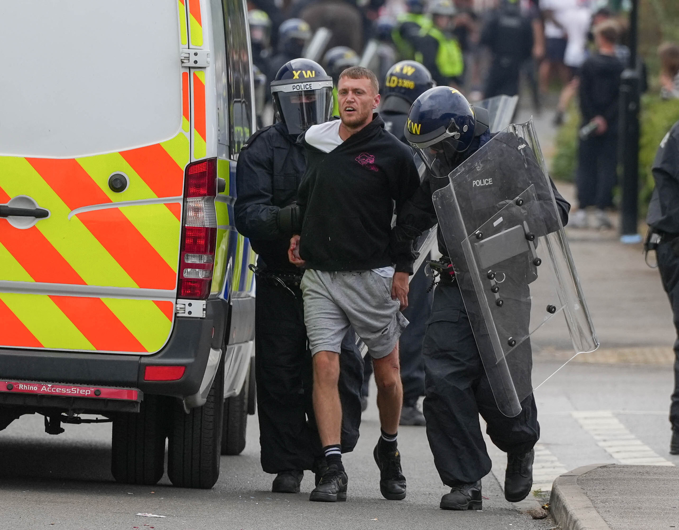 英格蘭西北部濱海城市南港(Southport)日前發生持刀攻擊事件，全國許多城鎮因此爆發反移民抗議浪潮，已有420人被警方逮捕。(AFP)