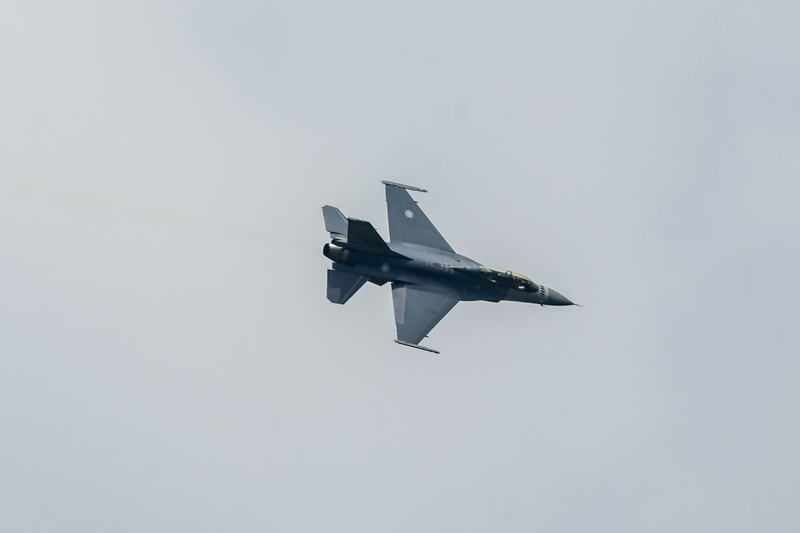 烏克蘭空軍司令歐勒什丘克(Mykola Oleshchuk)30日表示，已與美國合作夥伴分享一份關於26日發生的F-16戰鬥機於俄空襲中墜毀事件的初步報告。F-16示意圖。 (圖：中央社)