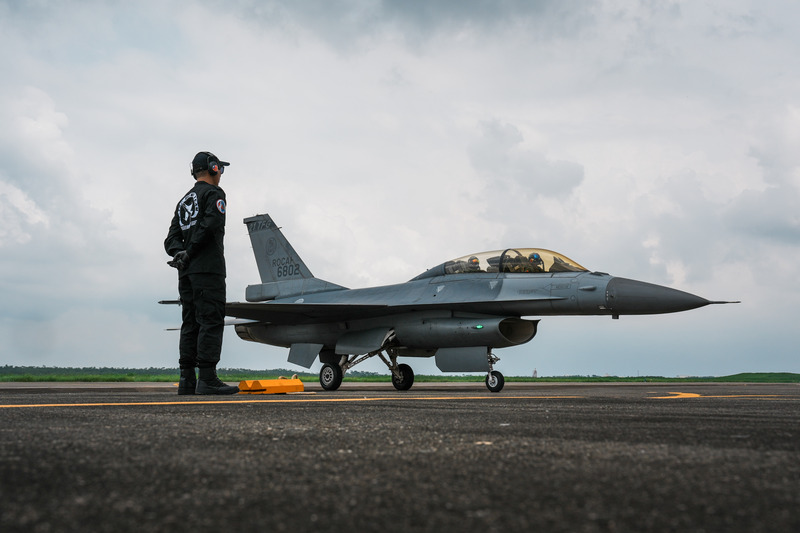 美防衛學者表示，川普上任後，美對台延宕軍備可望陸續移交。圖為空軍嘉義基地的F-16V（blk20）。 (圖：中央社)