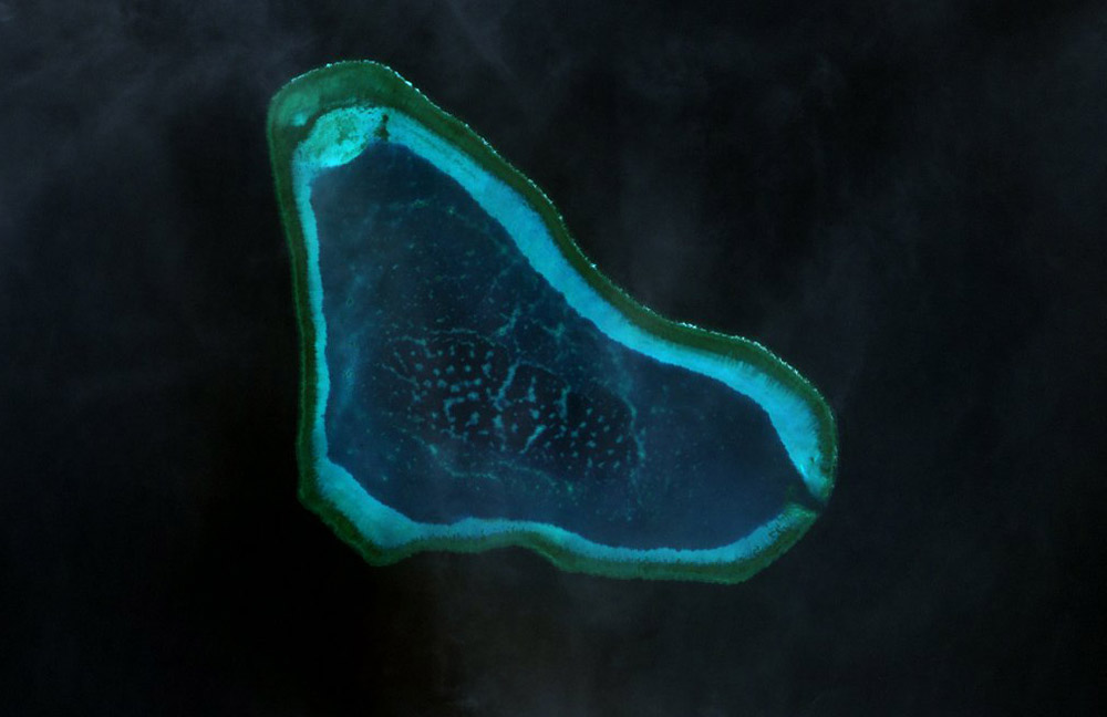 南海黃岩島(Scarborough Shoal)。北京與馬尼拉都宣稱對其擁有主權。(圖取自維基百科)