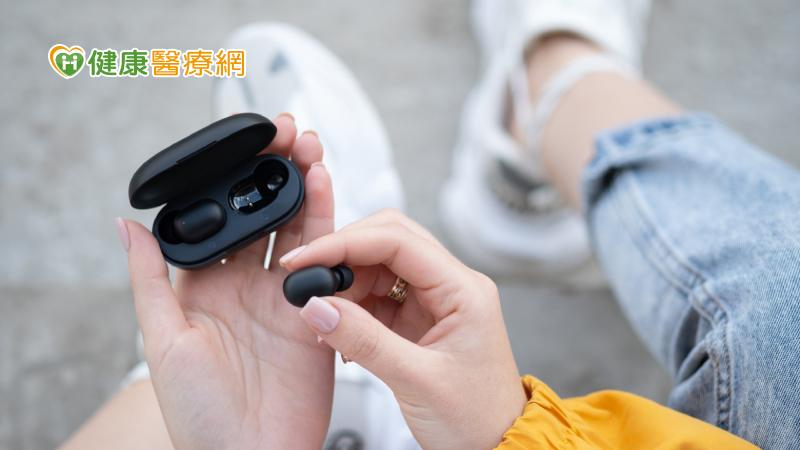 降噪功能設計的初衷並非為了保護耳朵，而是提供愛樂者更好的聽音樂品質，藉由個人聆聽設備也能不受外界的噪音干擾，但是任何耳機都不能常用，使用時間也不能太長。(圖：健康醫療網 提供)