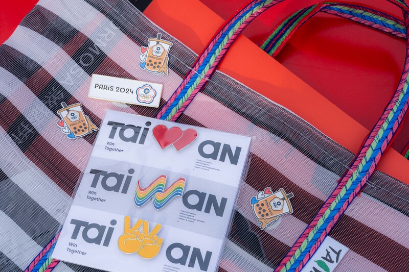 巴黎奧運台灣代表團的珍奶徽章大獲國內外選手好評，如今網路上也出現仿冒品，中華奧會呼籲消費者勿購買。(圖：中央社)