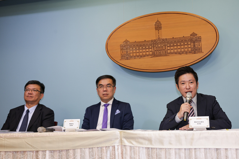 總統府國家氣候變遷對策委員會8日下午舉行首場會議，經過4小時的開會達成2項共識，總統府副秘書長張惇涵（右）、環境部長彭啓明（中）、台電董事長曾文生（左）晚間出席會後記者會說明。 (圖：中央社)