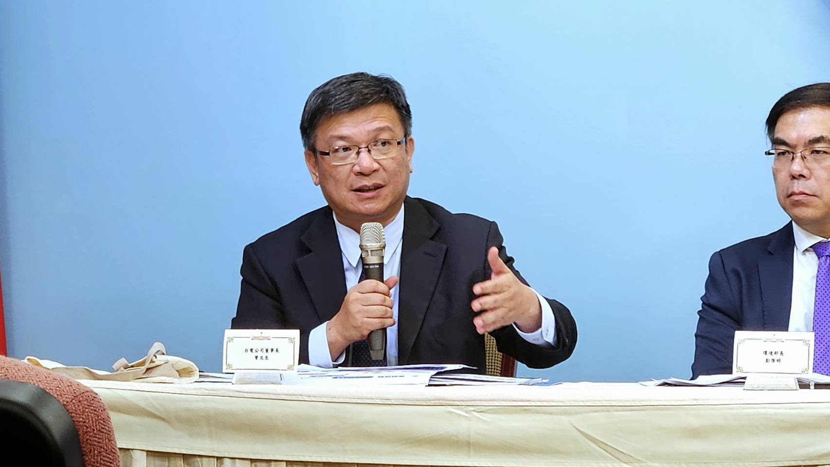 總統府召開首場「國家氣候變遷對策委員會」，台電董事長曾文生會後回答媒體提問。(歐陽夢萍 攝)