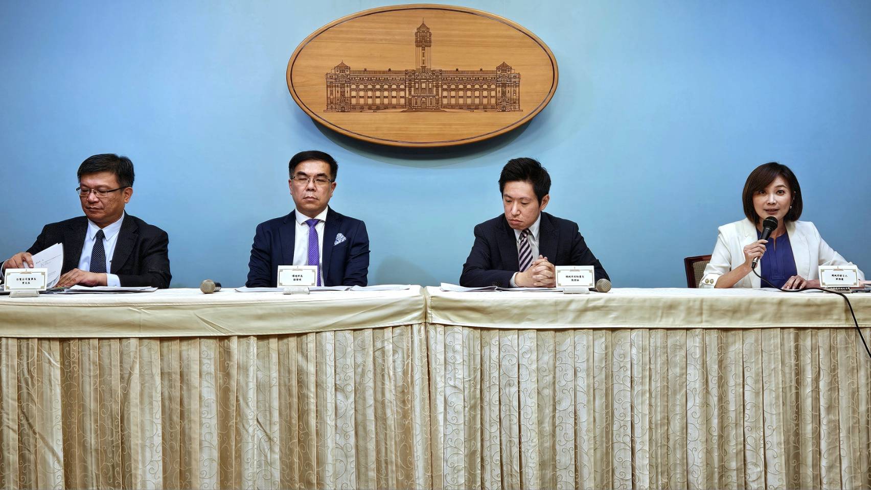 總統府發言人郭雅慧(右起)、總統府副秘書長張惇涵、環境部長彭啓明、台電董是長曾文生在首場「國家氣候變遷對策委員會」後共同召開記者會。(歐陽夢萍 攝)