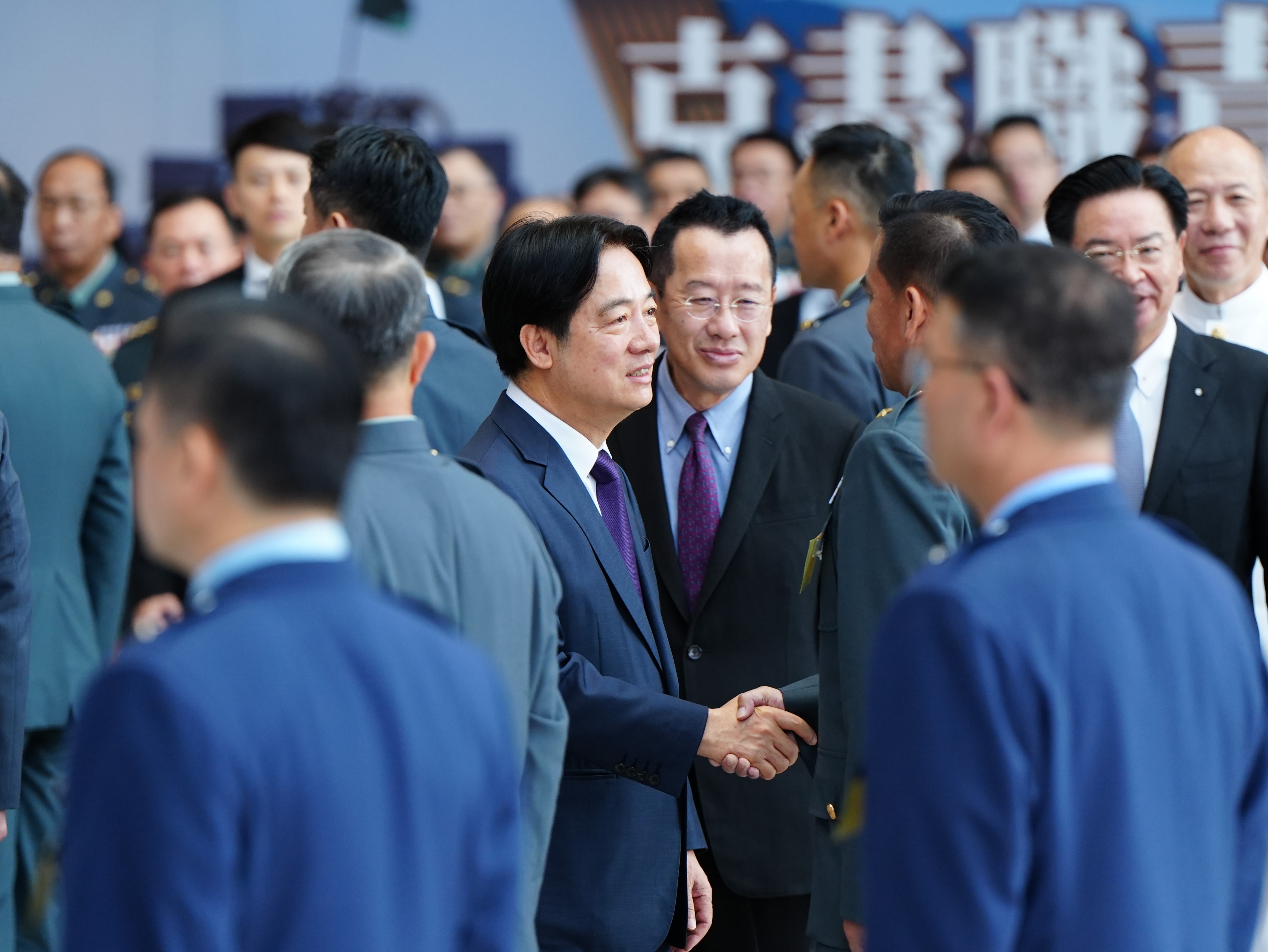 賴清德總統8日主持國軍晉任將官勗勉典禮，強調台灣將致力維護區域和平，中華民國與中華人民共和國互不隸屬；並向晉任將官一一握手致意。(記者楊仁翔 攝)