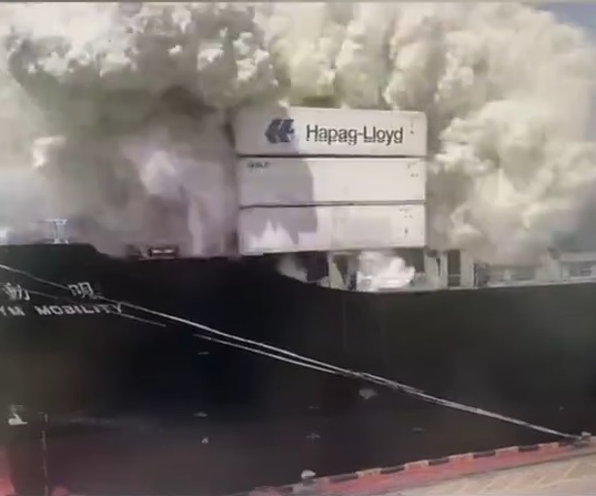 陽明海運動明輪9日在寧波舟山港發生爆炸。(翻攝微博)