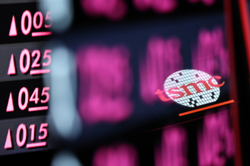 美股收高，台股9日同步上揚，台積電早盤重登900元之上，達928元，上漲32元，市值增加8298億元，達24.06兆元，貢獻大盤約260點。(圖：中央社)