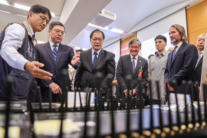 法務部調查局9日舉行偵辦重大電信詐欺案件暨台美合作破獲跨境機房成果記者會，行政院長卓榮泰(左2)法務部長鄭銘謙(左3)等人出席視導，聆聽簡報了解偵辦過程。 (圖：中央社)