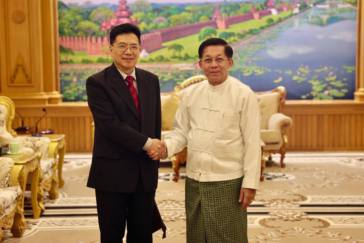 中國特使鄧錫軍和緬甸軍政府領導人敏昂萊(Min Aung Hlaing)8日在奈比多會面。 (圖:緬甸政府發布)