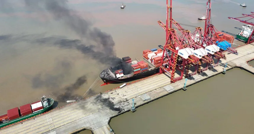 陽明海運動明輪在寧波舟山港發生爆炸。（微博）