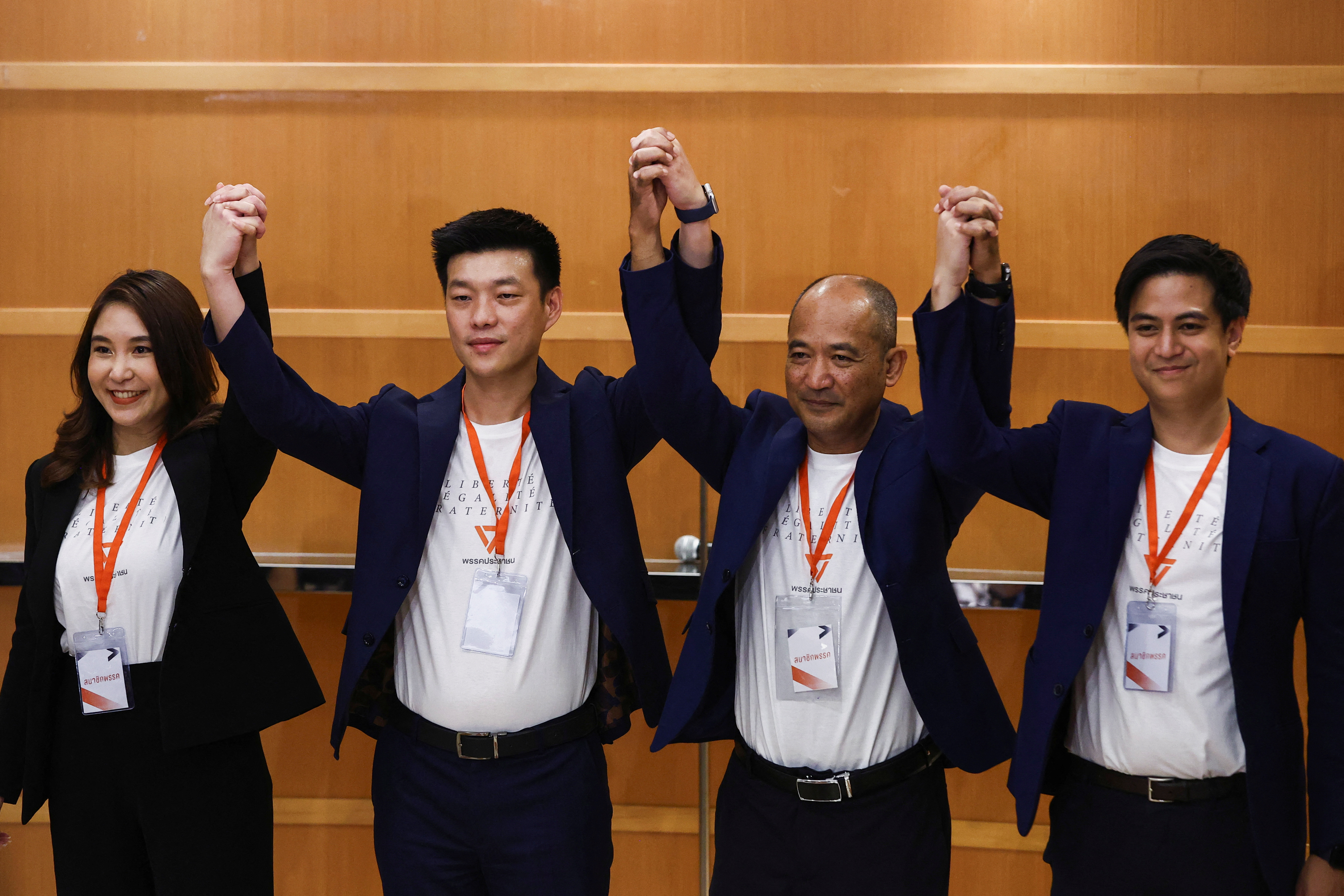 泰國已解散的反對黨前進黨(MFP)今天(9日)宣布推出新政黨「人民黨」(People's party)，由議員納塔彭(Natthaphong Ruengpanyawut)(左二)領導。(路透社/達志影像)