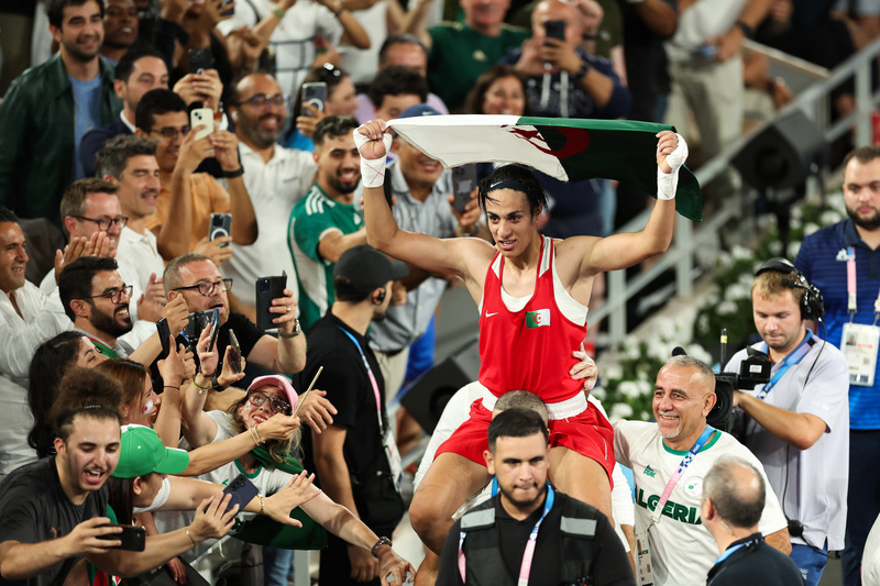 在2024巴黎奧運捲入性別爭議的阿爾及利亞女拳手克莉芙（Imane Khelif）（紅衣）法國時間9日晚間在女子66公斤級金牌戰以5比0完勝奪金。 (圖：中央社)