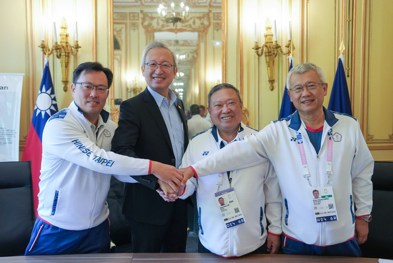 體育署長鄭世忠(左起)、駐法大使吳志中、中華奧會主席林鴻道、代表團總領隊張煥禎，當地時間10日攜手舉行記者會，力挺台灣女子拳擊好手林郁婷。(中華奧會提供/圖：中央社)