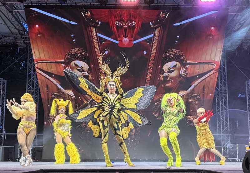 變裝皇后妮妃雅與瘋家姐妹8日到10日降臨巴黎文化奧運台灣館，全場爆滿、引發轟動。(圖：中央社)