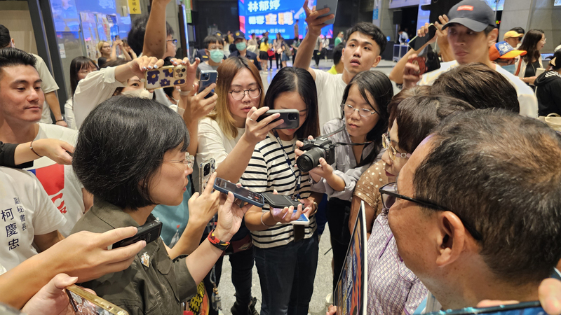 「台灣女拳王」林郁婷在巴黎奧運打下金牌，11日凌晨在新北市政府舉行的「奪金加油直播派對」現場也嗨翻天，總統賴清德透過民進黨立委蘇巧慧(前左)的手機，向出席活動的林郁婷母親廖秀蘭(右2)致賀。(圖：中央社)