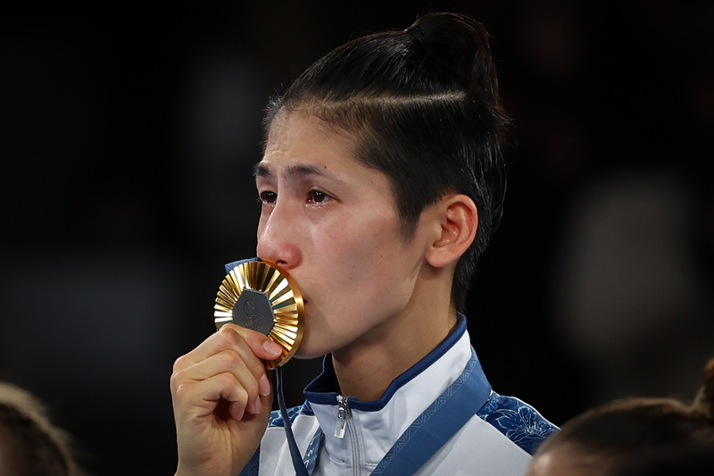 在巴黎奧運被捲入性別爭議風波的台灣拳擊女將林郁婷，法國時間10日晚間成功打下台灣奧運拳擊賽史首面金牌，賽後頒獎典禮上她難忍情緒落下眼淚，並輕吻金牌享受榮耀的時刻。(圖：中央社)