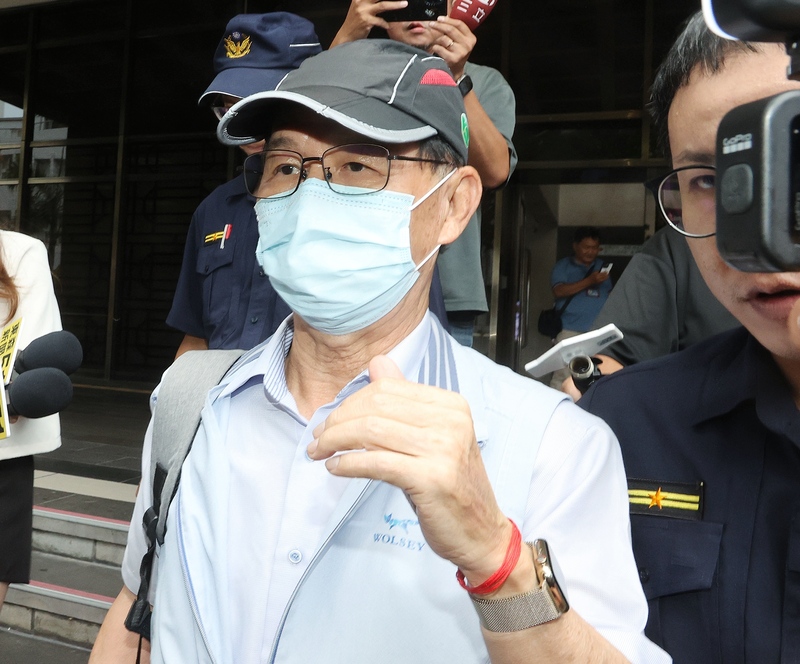 台北地檢署偵辦京華城容積案，檢察官12日以被告身分，約談前台北市副市長彭振聲（中），說明京華城案的決策過程。彭振聲中午離開北檢。 (圖：中央社)