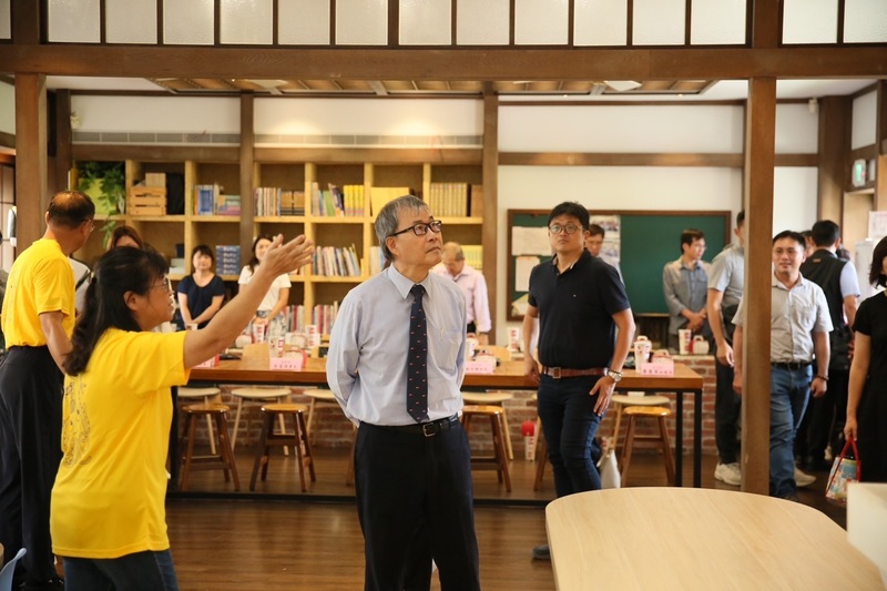 屏東市中正國小社區共讀站「中正時光書香館」，此建築運用學校教職員宿舍拆除後可用的檜木做成牌匾、大門門把與窗台木桌，呈現學校一路走來的歷史痕跡。（教育部提供/中央社)