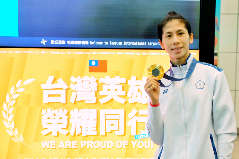 台灣拳擊女將林郁婷成功打下台灣奧運拳擊賽史首面金牌，13日榮耀返國。 (圖：中央社)