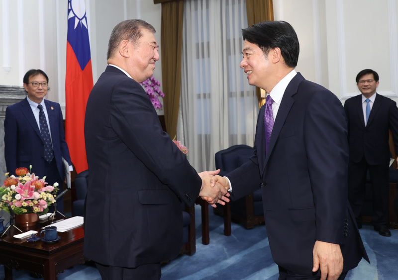 總統賴清德（前右）2024年8月13日在總統府接見日本前防衛大臣、眾議員石破茂（前左） (資料照片／中央社)