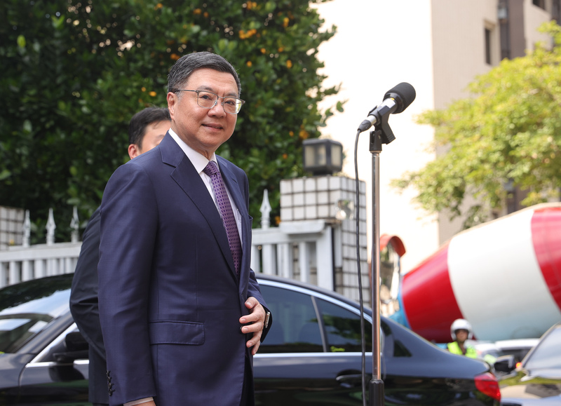 行政院長卓榮泰（前）13日上午訪視台電公司輸變電工程處職場互助教保服務中心，並接受媒體訪問。 (圖：中央社)