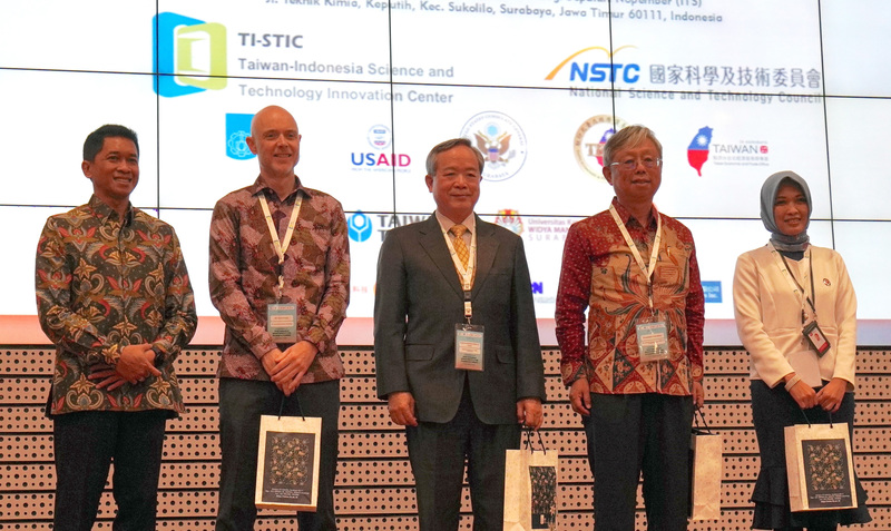 台科大與印尼泗水理工學院13日合辦「半導體永續發展」會議，泗水理工學院校長班邦（Bambang Pramujati，左1）、美國駐泗水領事館總領事葛林（Chris Green，左2）、駐印尼代表陳忠（中）和撼訊總經理陳劍威（右2）出席開幕儀式。 (圖：中央社)