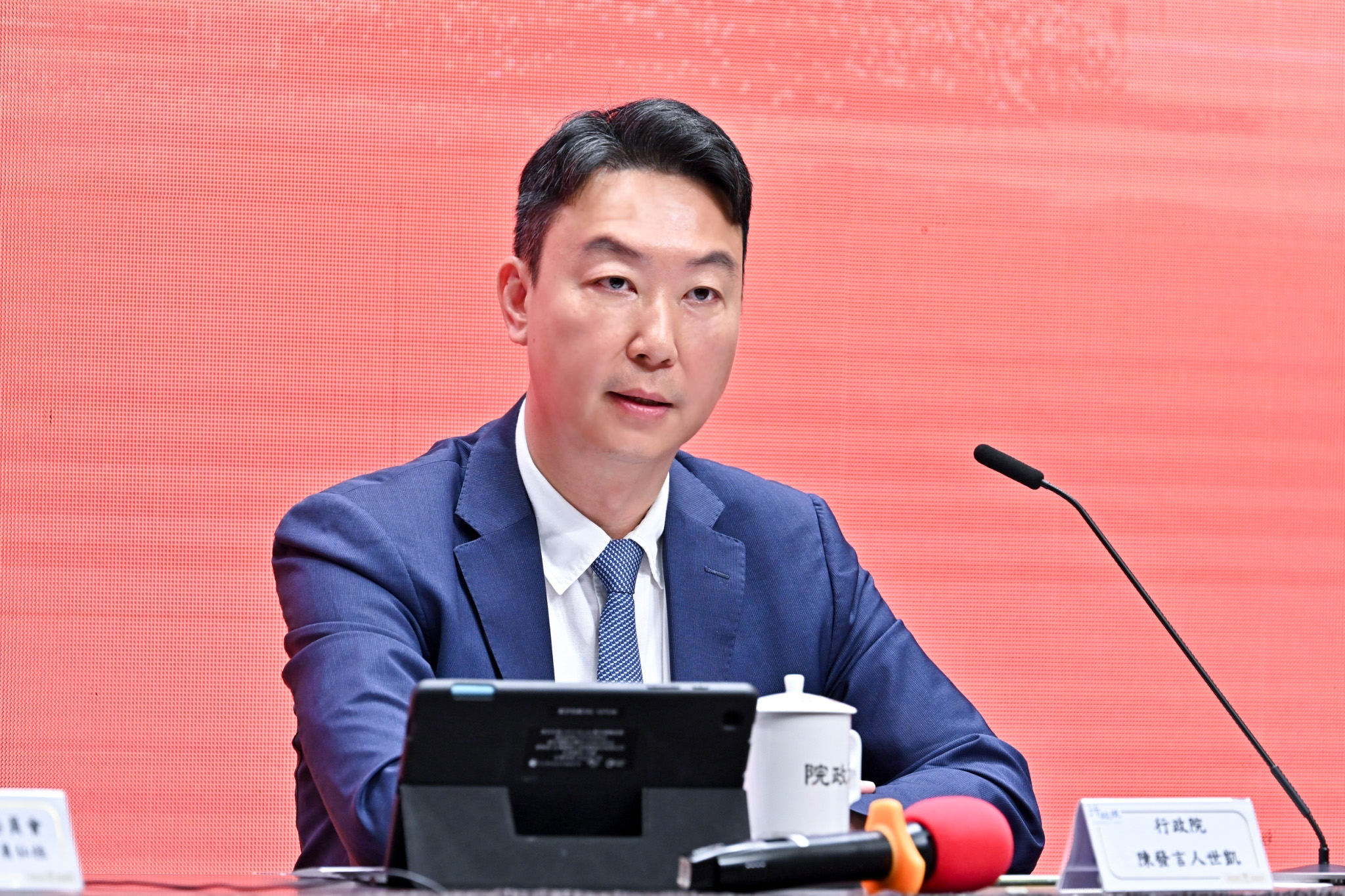 行政院發言人陳世凱14日表示，政府不會讓犯罪者有一絲僥倖的機會，一定會持續打擊「黑、金、槍、毒、詐」，讓人民安心。(圖：行政院發言人臉書)