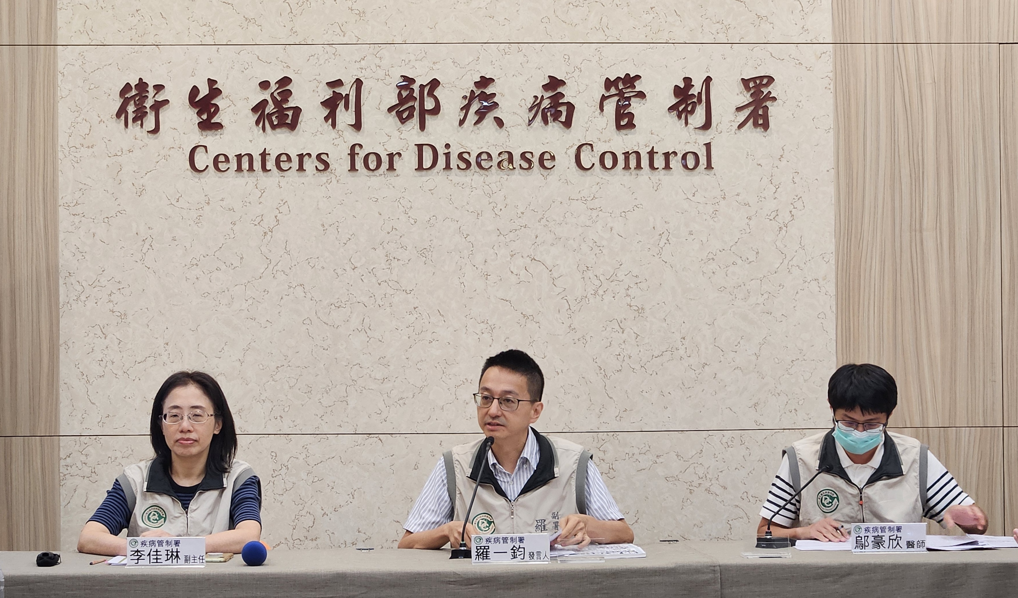 疾管署發言人羅一鈞(中)13日表示，非洲出現M痘變異株，致死率高出18倍。(劉品希 攝)