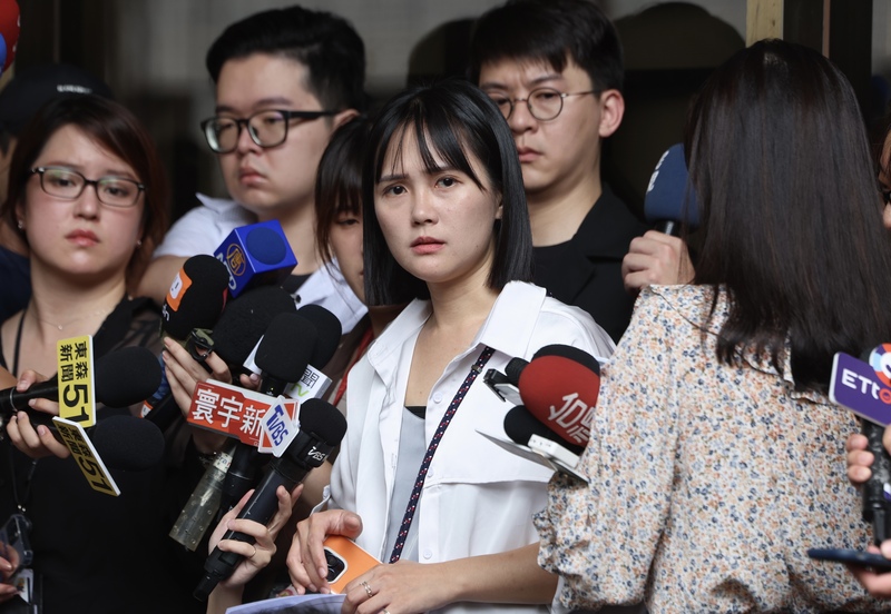 民眾黨陷政治獻金申報不實風波，引發外界關注。民眾黨發言人吳怡萱（前中）14日在台北地檢署受訪表示，早上檢調人員至台玻大樓進行搜索，所有人員配合檢方調查搜索，因此延後提告。(圖：中央社)