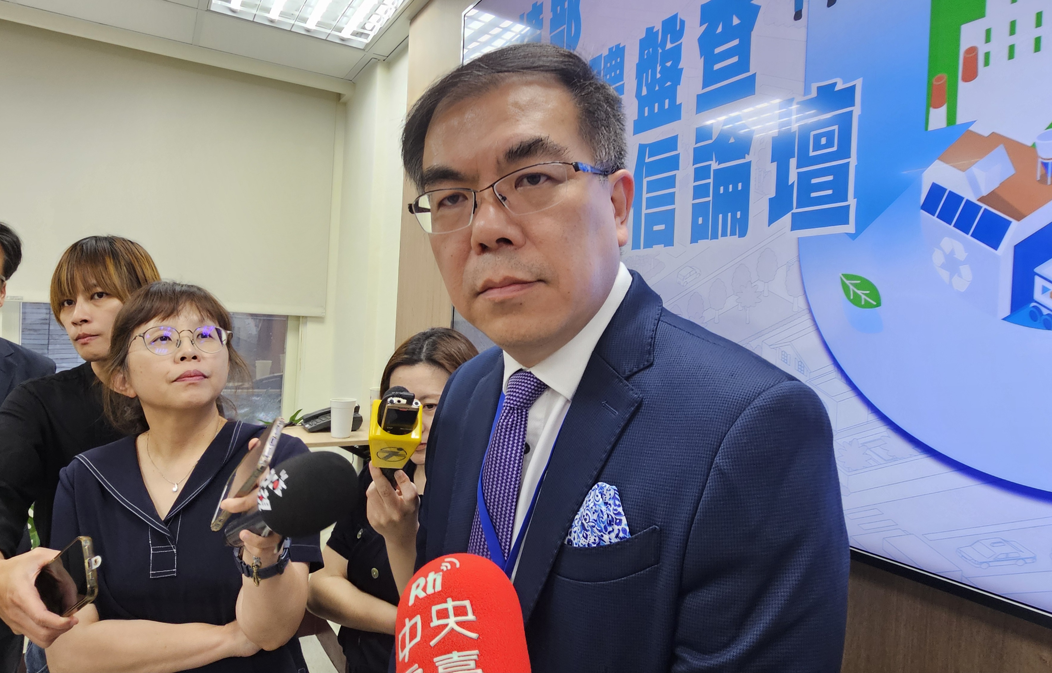 環境部長彭啓明14日表示，第五次碳費費率審議會最快9月初召開。(劉品希 攝)